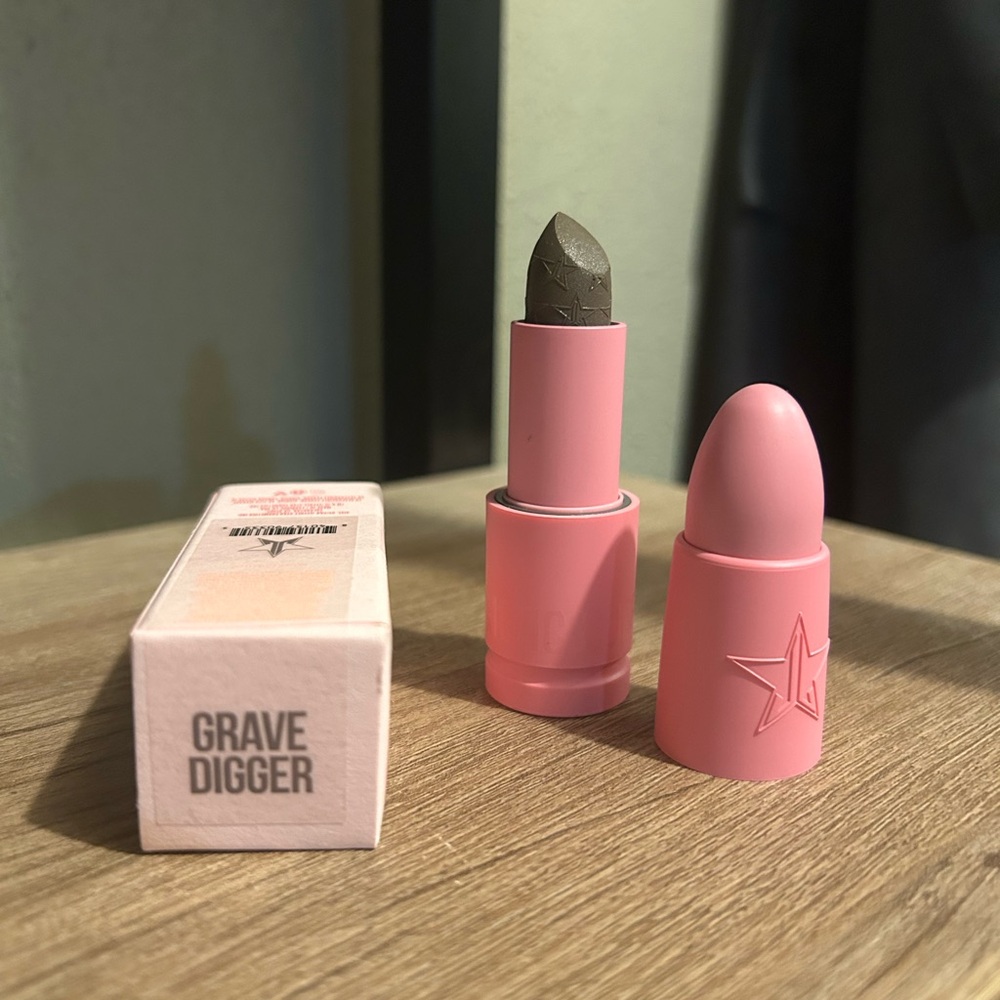 Jeffree Star Cosmetics Lipstick in Grave Digger